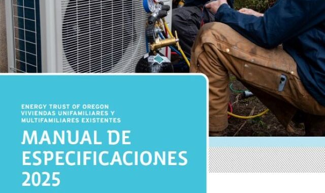 Two technicians work on an outdoor HVAC unit beside a house; one kneels to adjust gauges connected to the system while the other observes. Below the photo, a blue banner displays Spanish text for the Energy Trust of Oregon’s “Viviendas Unifamiliares y Multifamiliares Existentes – Manual de Especificaciones 2025,” along with the organization’s website, update date, and copyright notice.