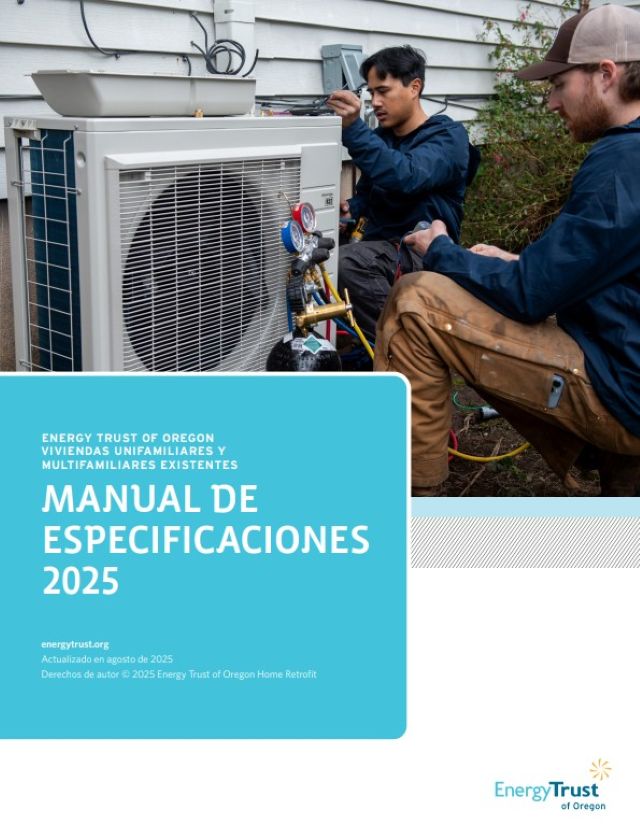 Two technicians work on an outdoor HVAC unit beside a house; one kneels to adjust gauges connected to the system while the other observes. Below the photo, a blue banner displays Spanish text for the Energy Trust of Oregon’s “Viviendas Unifamiliares y Multifamiliares Existentes – Manual de Especificaciones 2025,” along with the organization’s website, update date, and copyright notice.